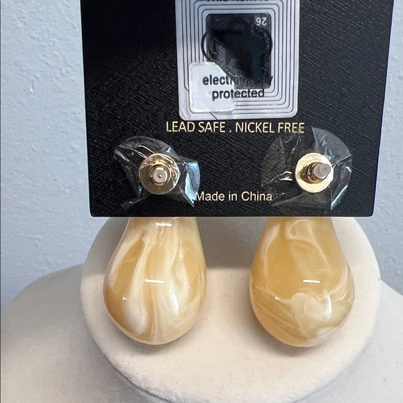 House of Harlow 1960 | Swirled Teardrop Earrings - Picture 5 of 6